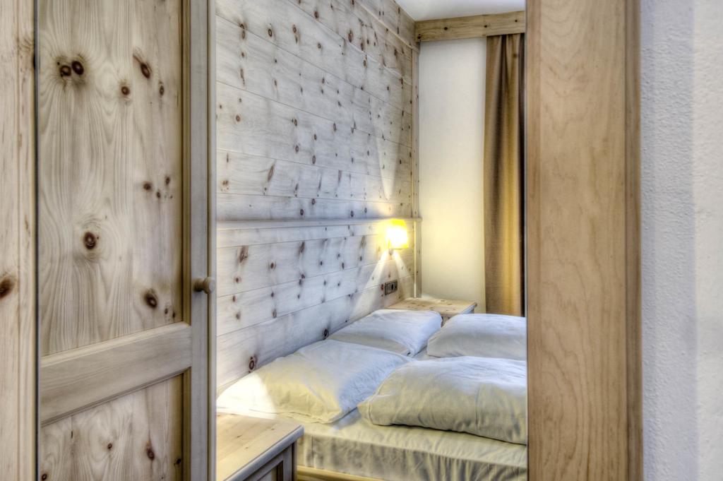 Family&Wellness Residence Ciasa Antersies San Cassiano  Habitación foto