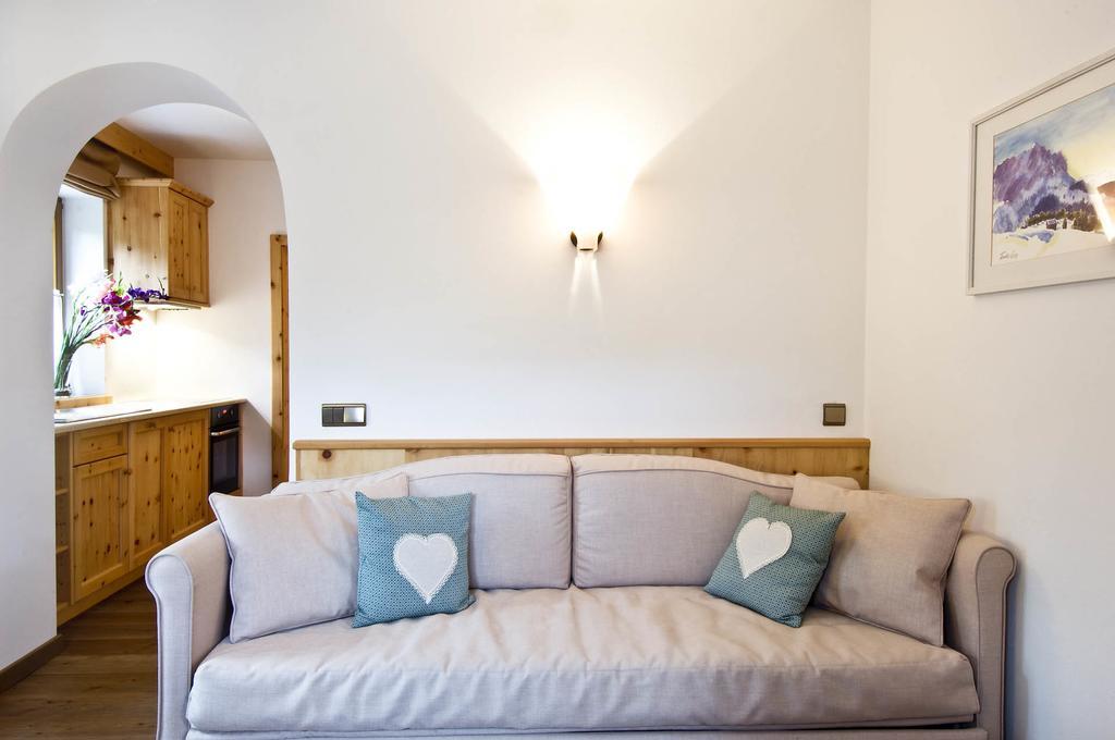 Family&Wellness Residence Ciasa Antersies San Cassiano  Habitación foto