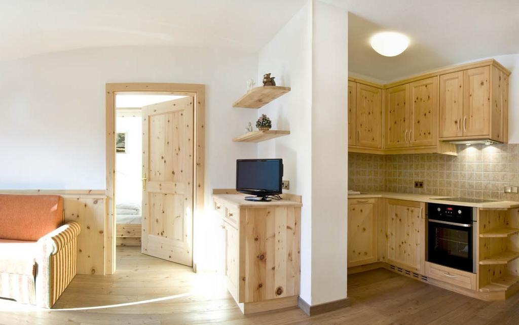 Family&Wellness Residence Ciasa Antersies San Cassiano  Habitación foto