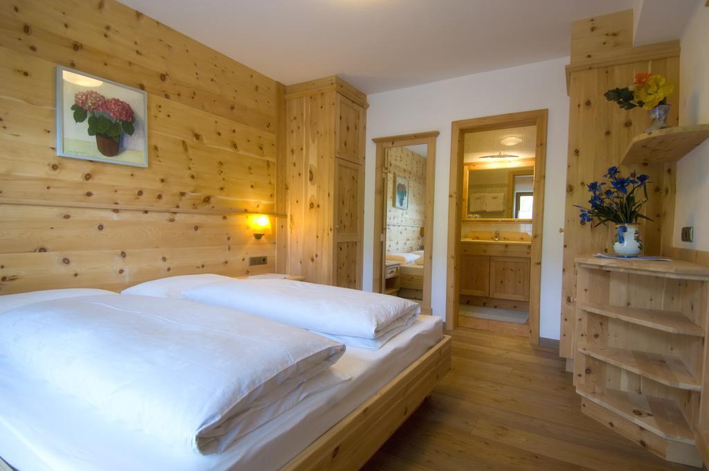 Family&Wellness Residence Ciasa Antersies San Cassiano  Habitación foto