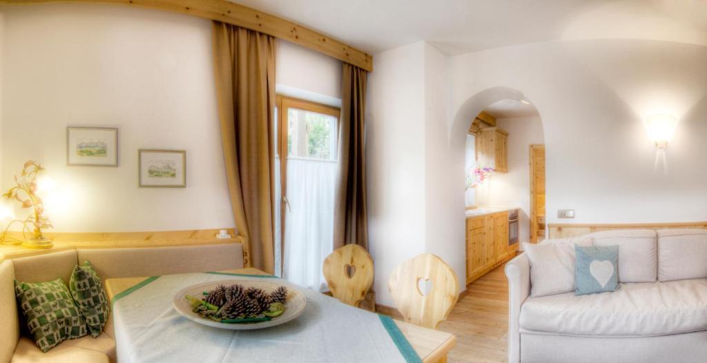 Family&Wellness Residence Ciasa Antersies San Cassiano  Habitación foto