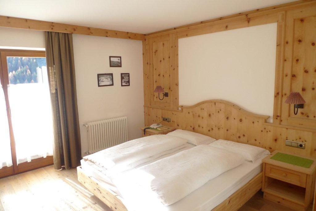 Family&Wellness Residence Ciasa Antersies San Cassiano  Habitación foto