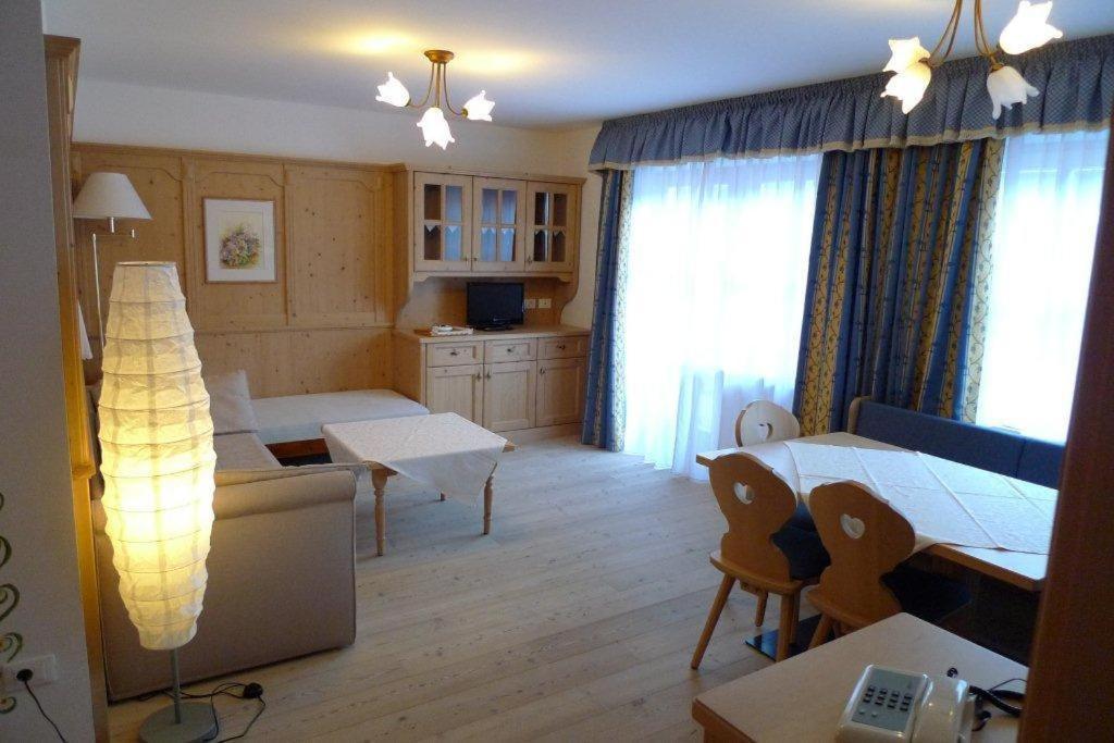 Family&Wellness Residence Ciasa Antersies San Cassiano  Habitación foto