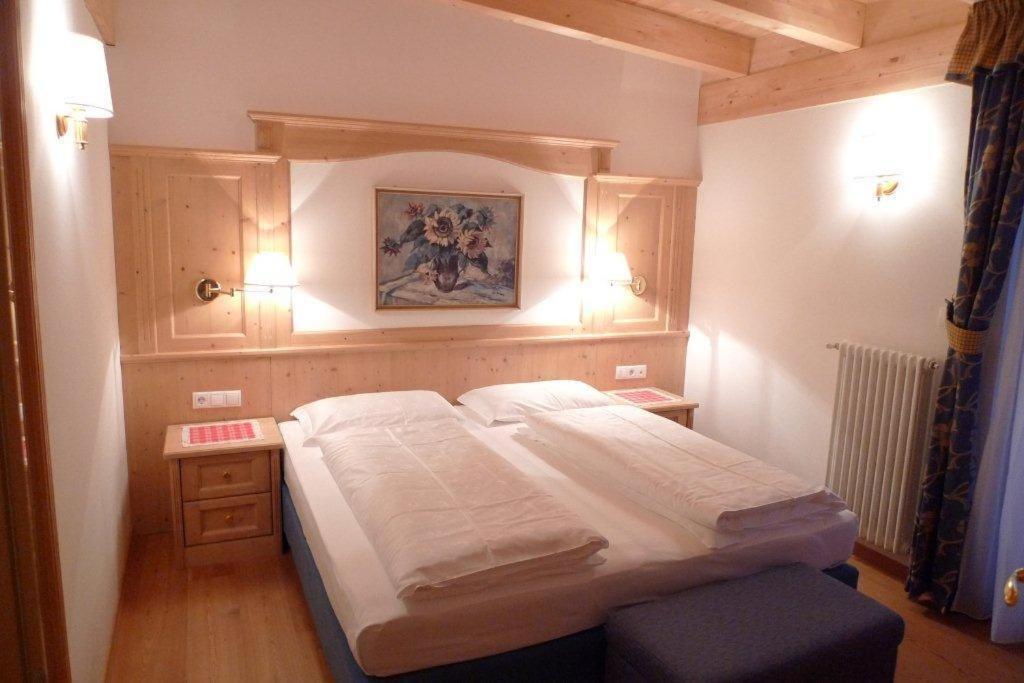 Family&Wellness Residence Ciasa Antersies San Cassiano  Habitación foto