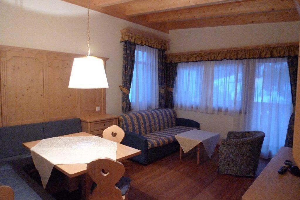 Family&Wellness Residence Ciasa Antersies San Cassiano  Habitación foto