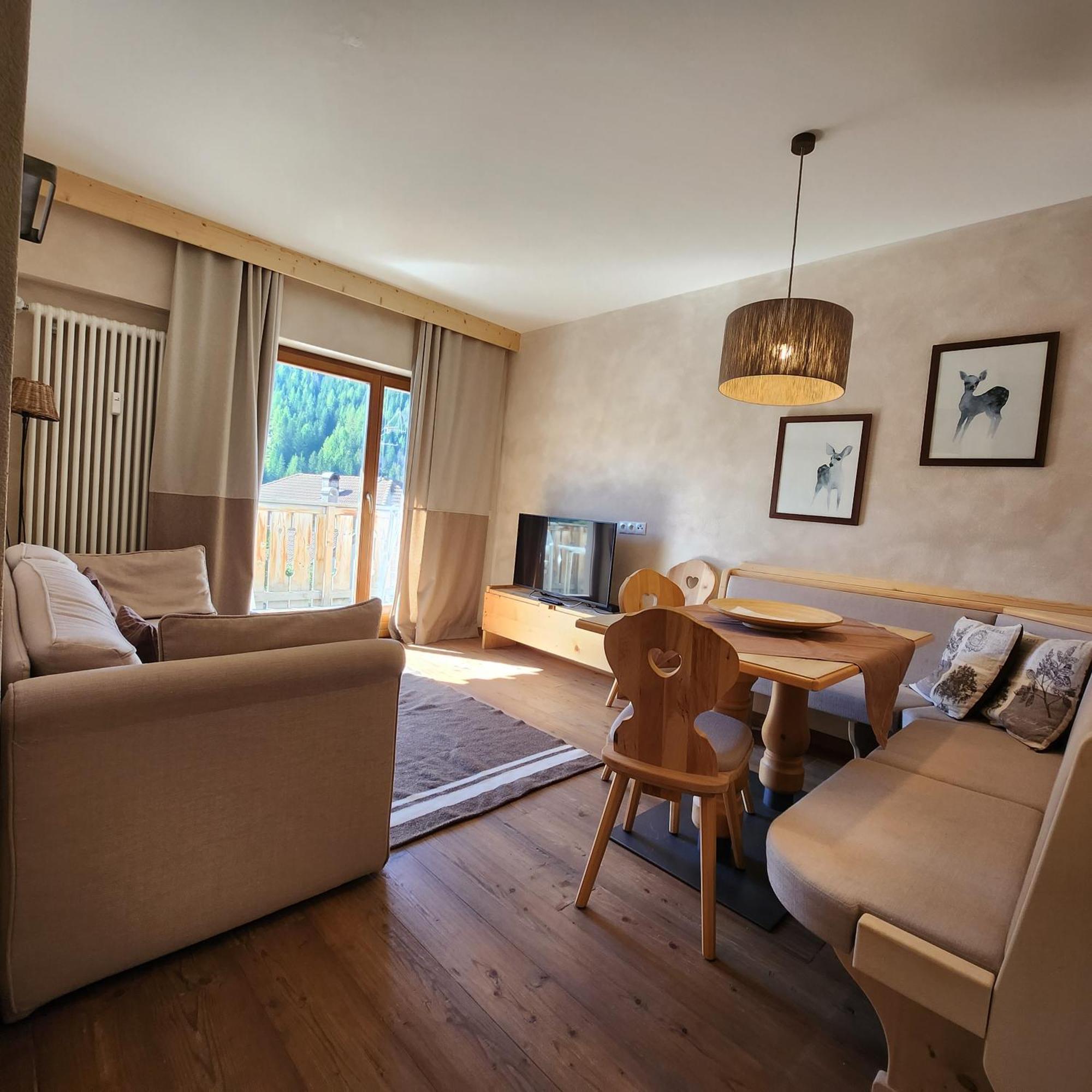 Family&Wellness Residence Ciasa Antersies San Cassiano  Habitación foto